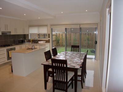 Townhouse in Newington Area