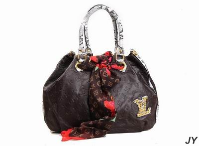 Fashion bags : Gucci, LV, Chanel, Dior, Fendi, D&G.