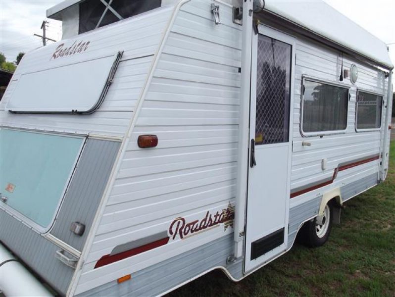 SN1658  2002,RoadStar 17' F/kitchen, Island/bed, 