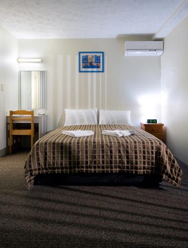 Get the full furnished studio apartment on rent at Airport Wooloowin Motel